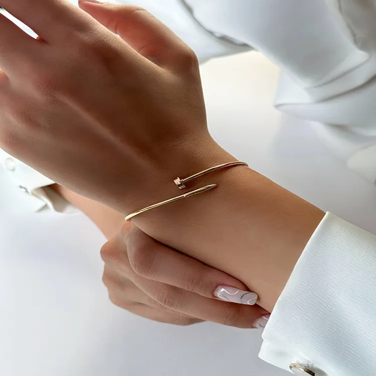 بنگل طلا زنانه طرح میخ کارتیه