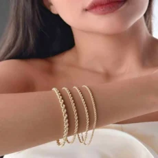 دستبند طنابی اولی از سمت راست